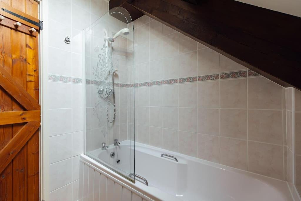 Barn Cottage - Family-Friendly Cottage With Heated Indoor Pool 하버포드웨스트 외부 사진
