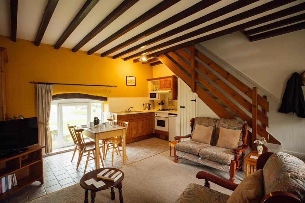 Barn Cottage - Family-Friendly Cottage With Heated Indoor Pool 하버포드웨스트 외부 사진