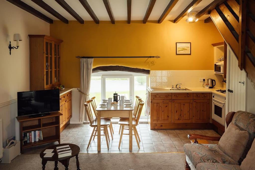 Barn Cottage - Family-Friendly Cottage With Heated Indoor Pool 하버포드웨스트 외부 사진